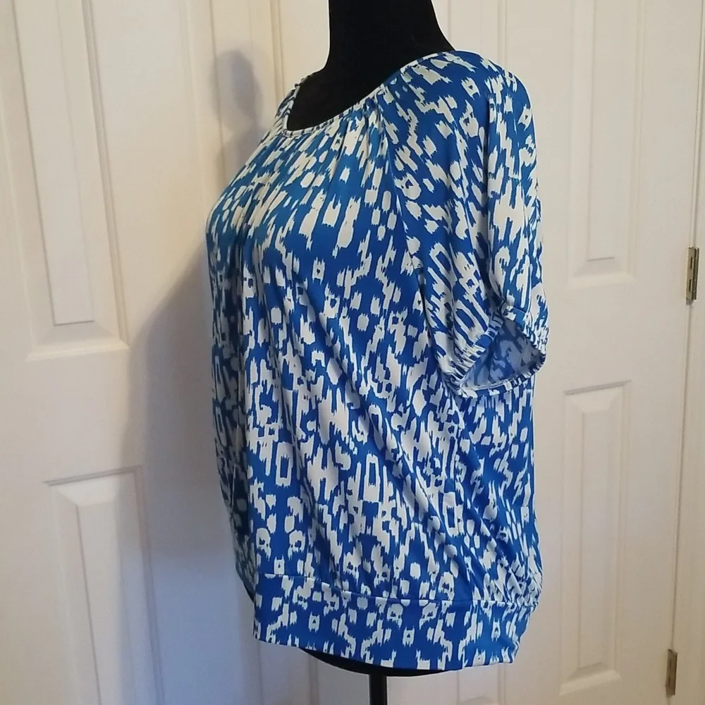 Scoop neck, drapey fabric that flatters all shapes - Picture 2 of 5